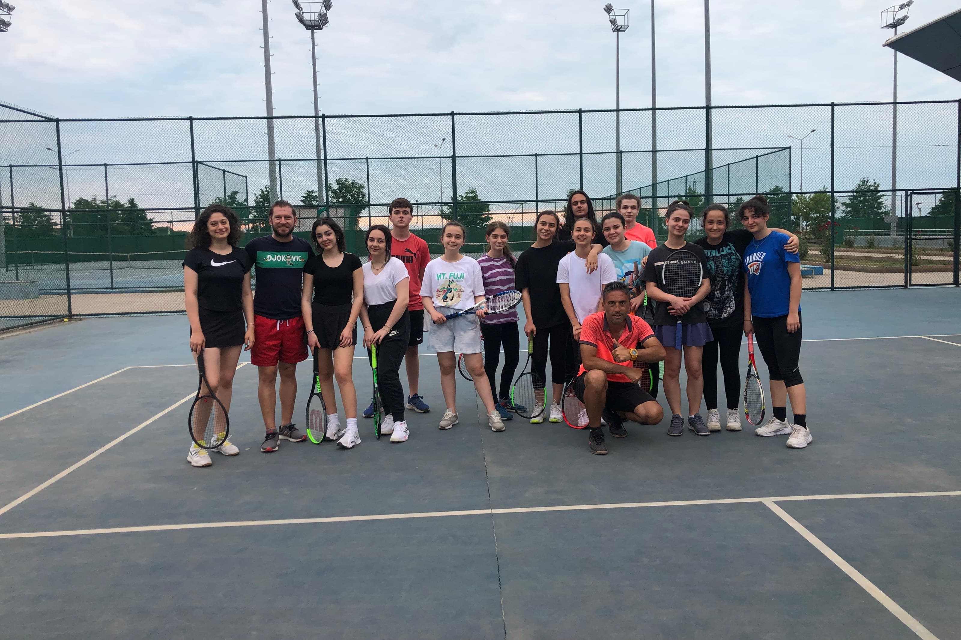 Trabzon Tenis Kulübü'nde sporcular ve antrenörlerin kortta çektirdiği toplu fotoğraf