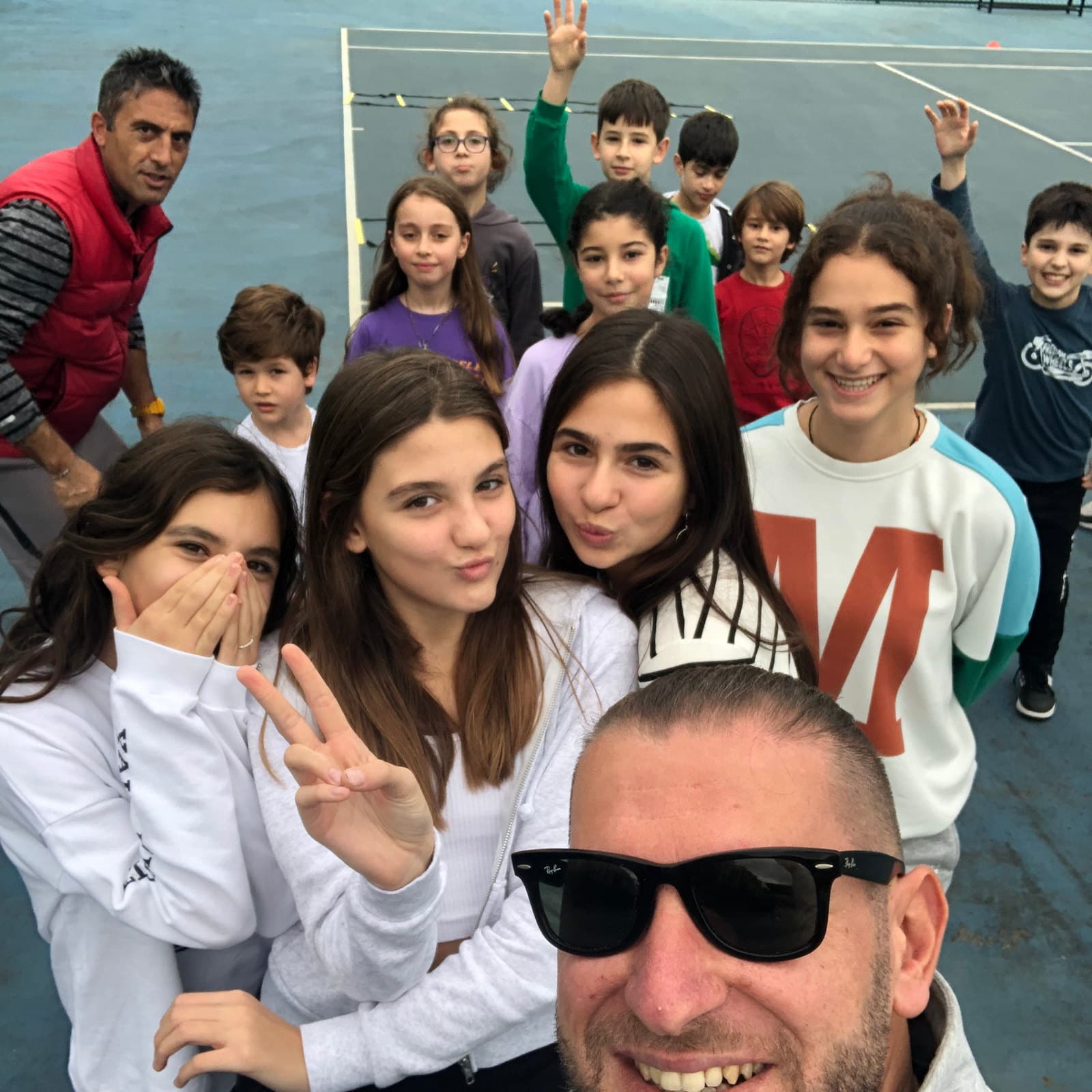 Antrenörün kortta çocuk grubuyla birlikte çektiği selfie