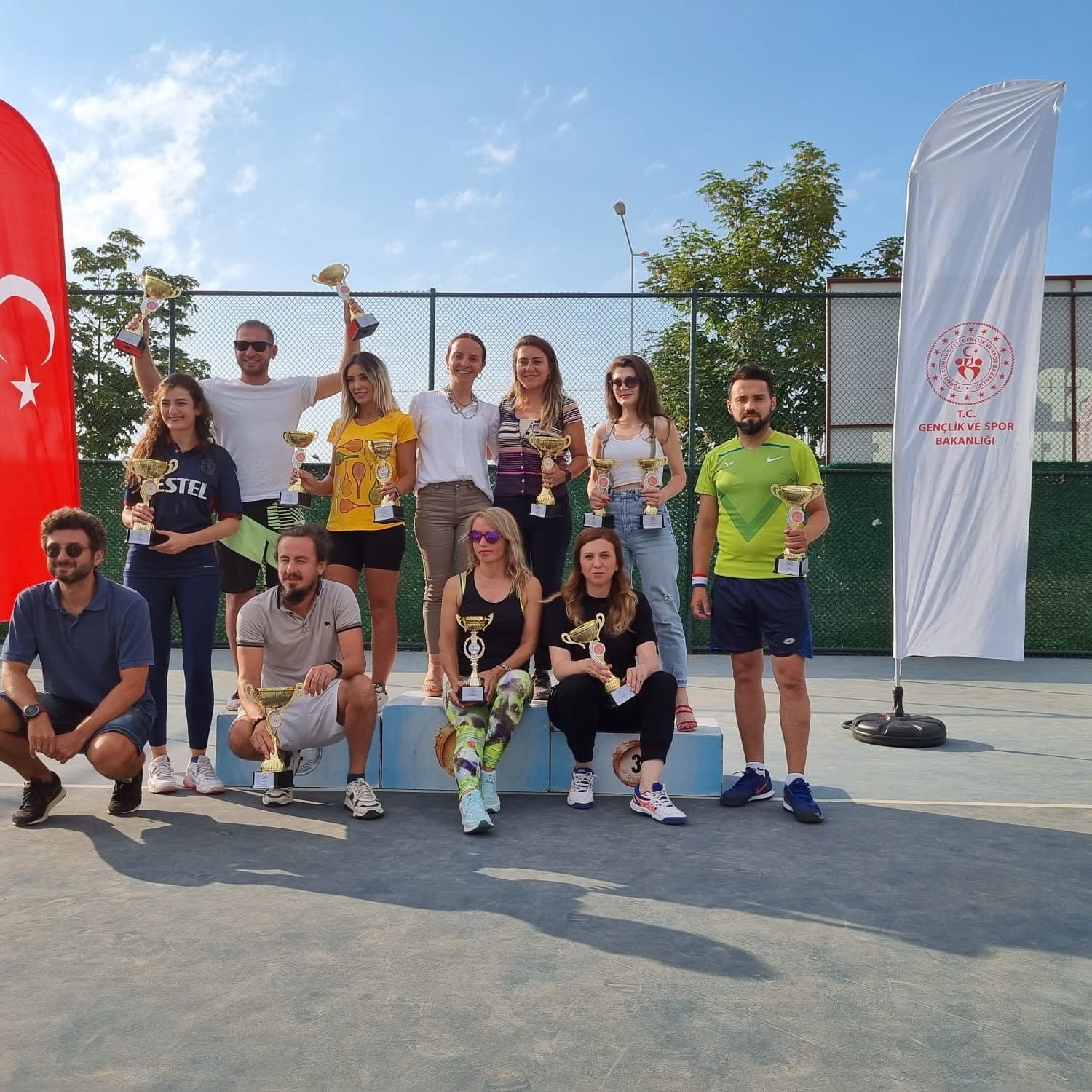 Yetişkin turnuvası sonrası kupa ve madalyalarıyla toplu fotoğraf veren katılımcılar